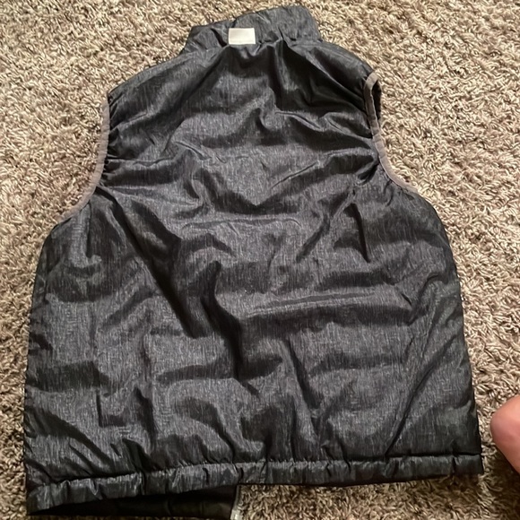 Youth size 10/12 reversible puffer vest - Picture 3 of 4